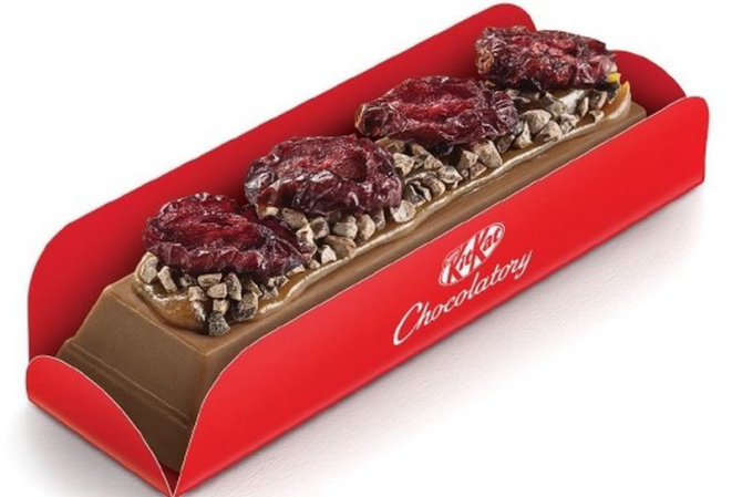 Os chocolates com coberturas são montados à mão na hora. Foto: divulgação.