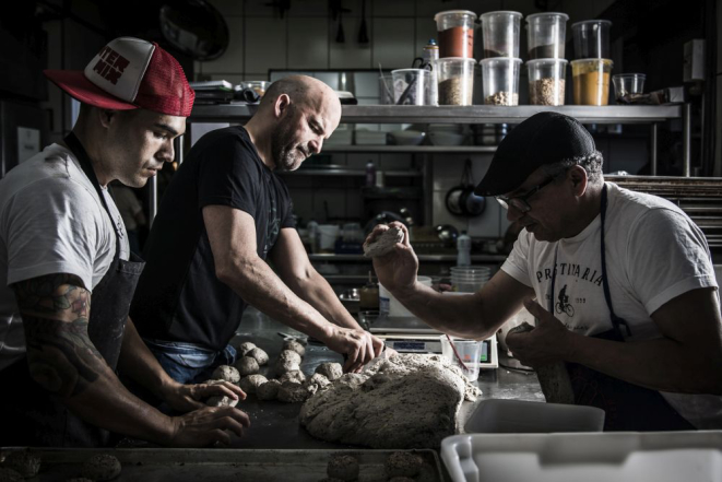 Junto de Gilmar e "Painho", Almeida diz que a convivência na cozinha passa longe da relação patrão-empregado. Foto: Letícia Akemi/Gazeta do Povo.