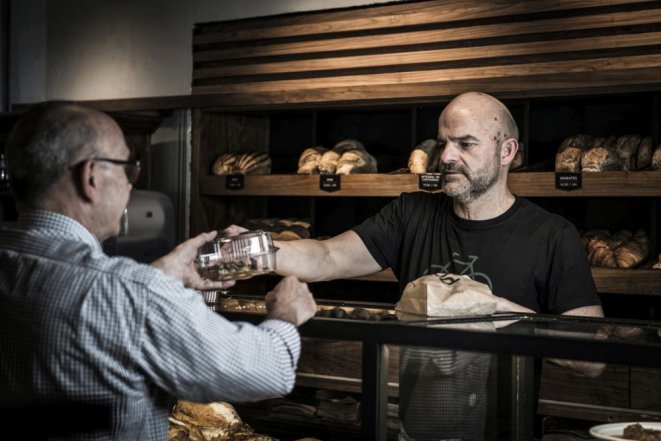 Além de padeiro, o ex-deputado também atende no balcão sugerindo pães aos clientes. Foto: Letícia Akemi/Gazeta do Povo.