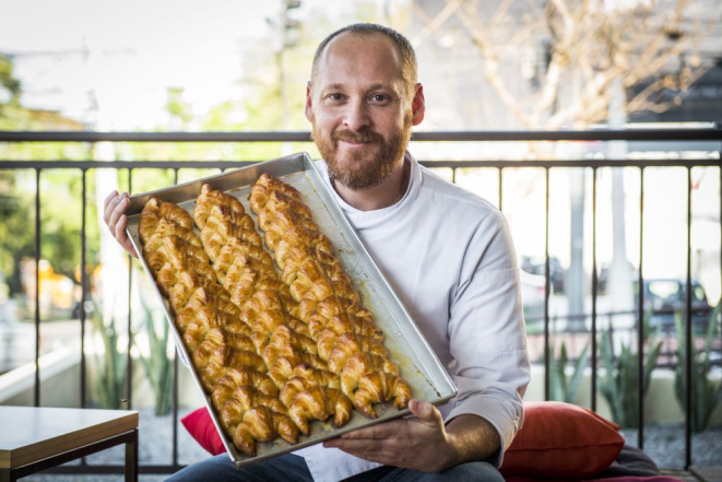 Chef autodidata, Abel Blumenkrantz pretende entregar as medialunas cedinho na casa dos participantes do clube. Foto: Letícia Akemi/Gazeta do Povo.