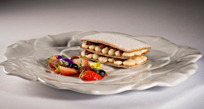 Mil folhas de baunilha com frutas vermelhas do Restaurante Durski. Foto: Divulgação.