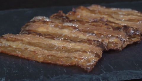 Na onda dos hambúrgueres vegetais “sabor carne”, Nestlé lança queijo e bacon veganos