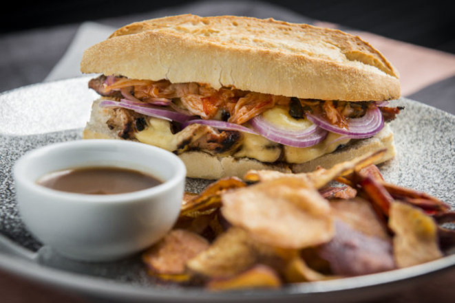 Supernova Sandwich, sanduíche de mignon suíno com cebola roxa e molho de tamarindo do Cosmo Gastrobar. Foto: Letícia Akemi / Gazeta do Povo