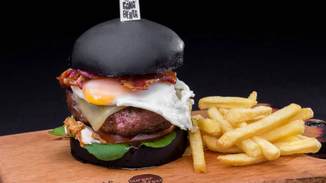 O pão preto é o charme principal do Cana Black Smoke , do Bar CanaBenta.