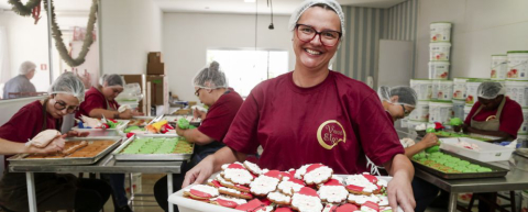 Fábrica de bolachas Vovó Elza tem receita de família e tradição de Natal