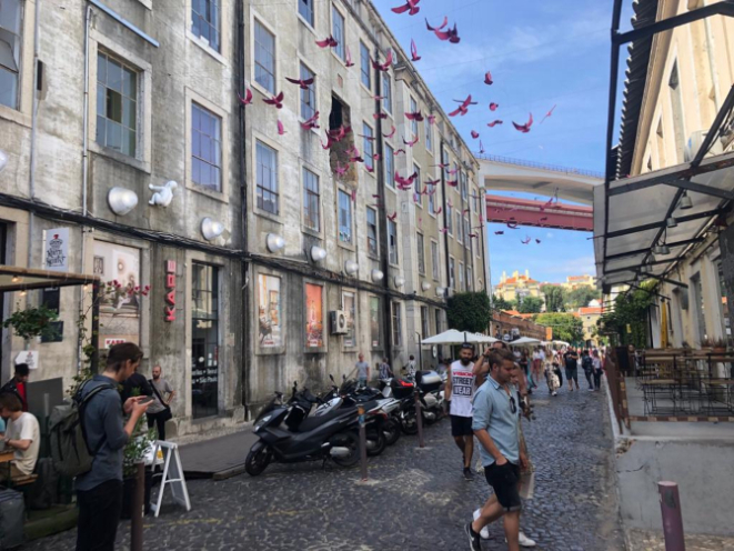 Antiga fábrica de Lisboa hoje dá vida a centro criativo com dezenas de opções gastronômicas e comerciais. Foto: Anderson Hartmann/Gazeta do Povo.