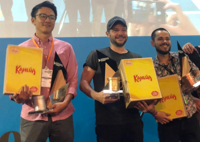 Léo Moço comemora a premiação com Boram Julio Um (esquerda) e Victor Haubert (direita). Foto: Angélica Lebante/colaboração.