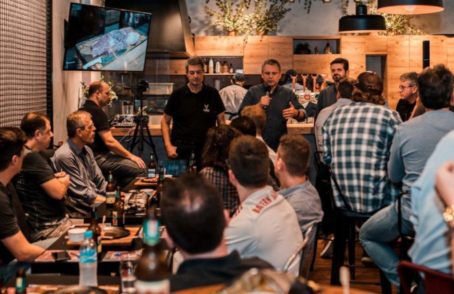 Os empresários curitibanos João Carlos Artigas, Hélcio Tessaro e Alessandro Sprea da Silva foram além e agregaram diversos serviços na Boi and Beer. Foto: Nathalia Iurk/divulgação.