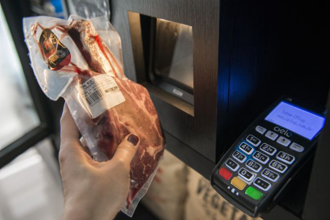 No novo sistema, a compra é feita pelo próprio consumidor. Foto: Letícia Akemi / Gazeta do Povo