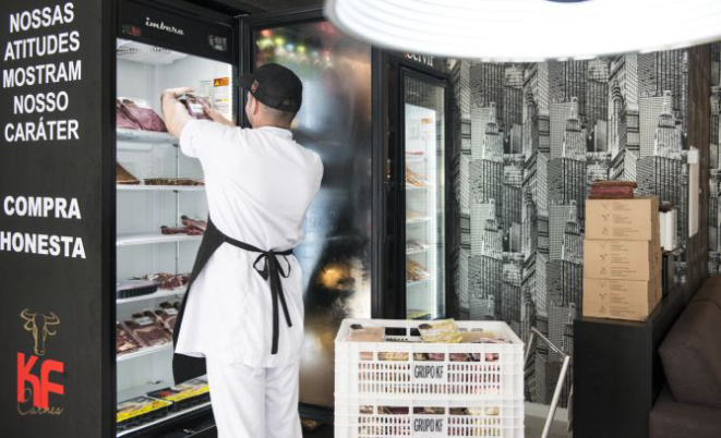 A reposição dos produtos é feita pelo menos duas vezes na semana. Foto: Letícia Akemi / Gazeta do Povo
