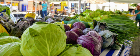 Estacionamento de restaurante tem feira de hortifruti às segundas