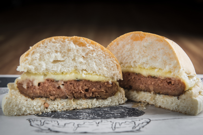 Hambúrguer da Fazenda Futuro. Foto: Letícia Akemi/Gazeta do Povo