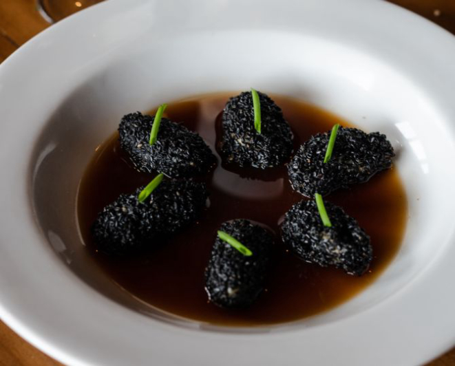 Ostras fritas no gergelim ao molho ponzu, criação da chef Eva dos Santos. Foto: Divulgação