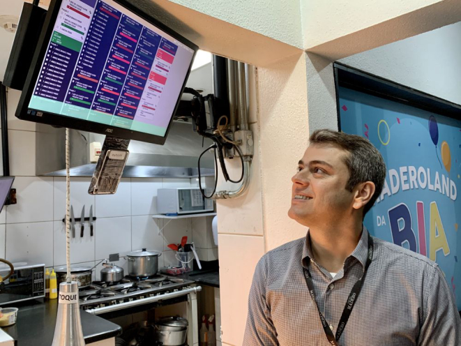 Rafael Mello, do Madero, conta que foi desenvolvido um sistema próprio de automação de pedidos e preparos. Foto: Guilherme Grandi/Gazeta do Povo.