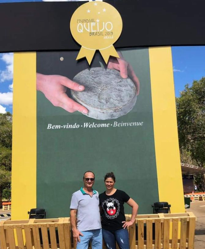 O casal Valdeir e Márcia Martins em Araxá, Minas Gerais. Foi durante o concurso que seu queijo precioso recebeu medalha Super Ouro. Foto: Arquivo pessoal