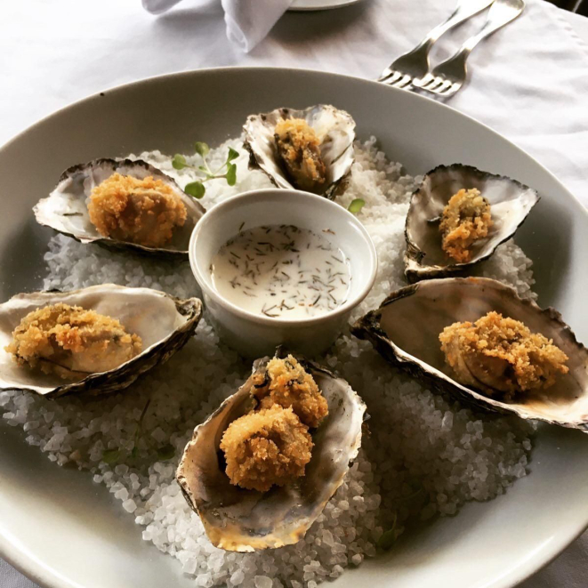 Ostras empanadas e fritas servidas com maionese de cachaça e dill, prato do Vindouro durante o Festival de Ostras. Foto: Divulgação