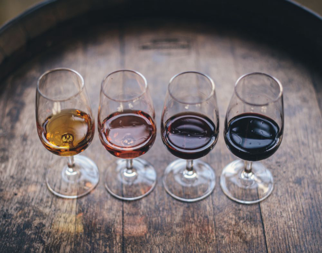 Diferentes tipos de vinhos. Foto: Unsplash.
