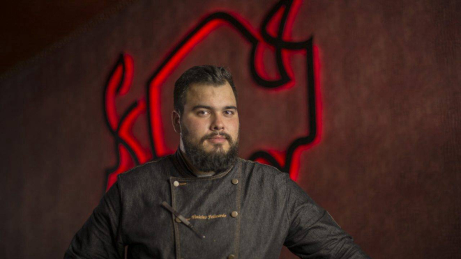 O chef e mestre churrasqueiro Vinícius Felizardo será o anfitrião no evento de aniversário da OX.