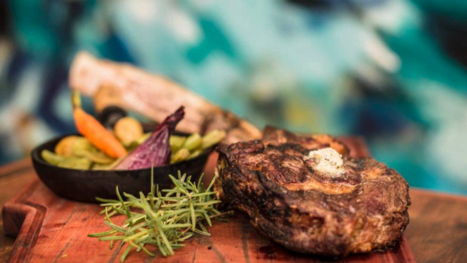 Tomahawk, a saborosa estrela do cardápio que vem das brasas.