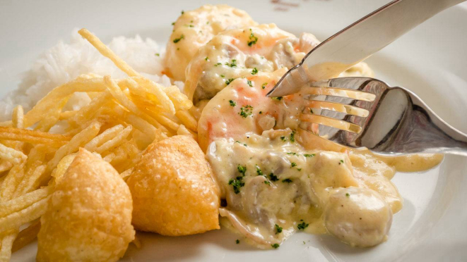 Camarão ao champagne.