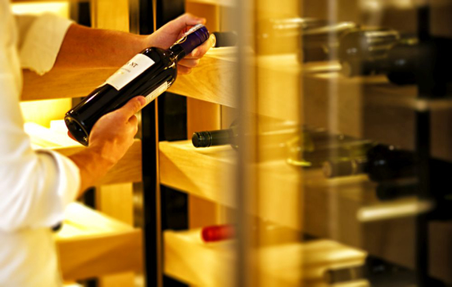 É possível construir uma adega do zero, em um canto fechado com vidro ou uma pequena sala, ou comprar uma pronta como um eletrodoméstico. Foto: Alexandre Mazzo/Gazeta do Povo.