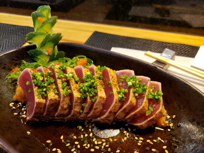 Atum Tataki, preparo do chef Guilherme Cassiolato no Gastronomia Descomplicada. Foto: Divulgação