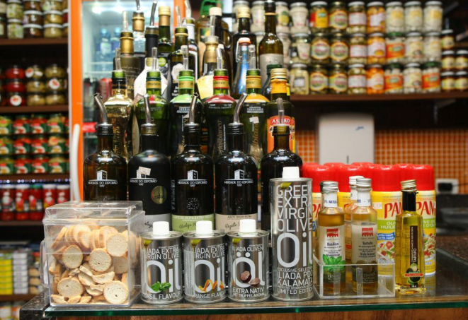 A escolha do azeite de oliva ideal começa já no supermercado ou no empório. Foto: Aniele Nascimento/Gazeta do Povo.