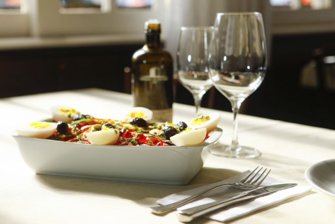 O azeite de oliva extra virgem é o coringa da cozinha, vai bem com qualquer preparo de bacalhau. Foto: André Rodrigues/Gazeta do Povo.