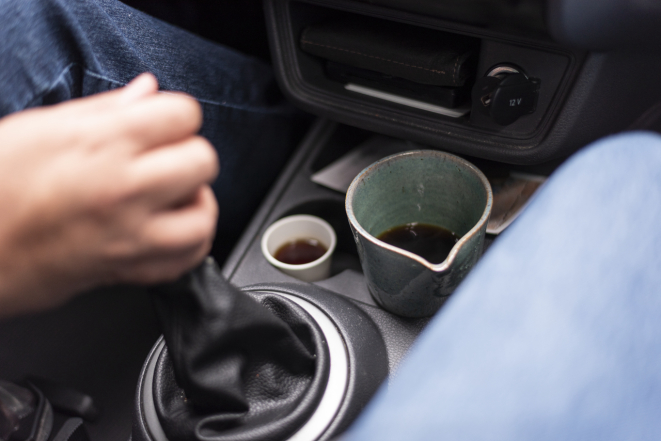 O café é mantido em uma cerâmica, no console do carro, e a cada nova corrida, Caio passa um novo café. Foto: Fernando Zequinão/Gazeta do Povo