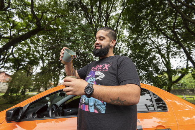 Caio Bohrer, taxista há quatro anos, passa café na hora para os passageiros. Foto: Fernando Zequinão/Gazeta do Povo