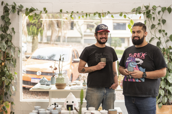 Os irmãos Cauê e Caio no ateliê e loja da En Torno Cerâmica, um dos pontos de apoio em que Caio reabastece a garrafa térmica. Foto: Fernando Zequinão/Gazeta do Povo