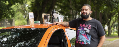 Na Aeropress ou Hario: taxista passa café na hora para passageiros em Curitiba