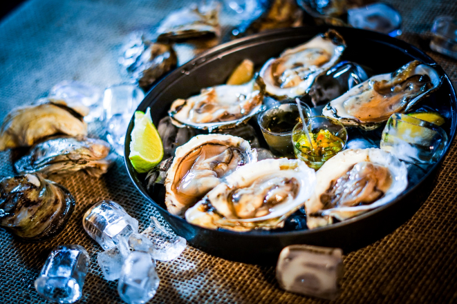 Ostras in natura. Foto: Diô Wine Bar/Divulgação
