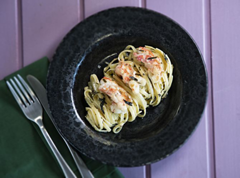 Linguini com lagostim e estragão