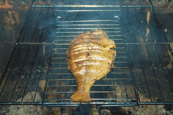 A chef Eva dos Santos ensina passo a passo como preparar um peixe grelhado na brasa.