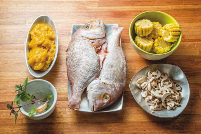 A chef Eva dos Santos ensina passo a passo como preparar um peixe grelahdo na brasa.