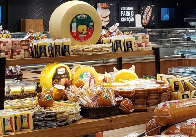 Os frios e embutidos estão entre os produtos locais disponíveis na rede curitibana Festval. Foto: divulgação.