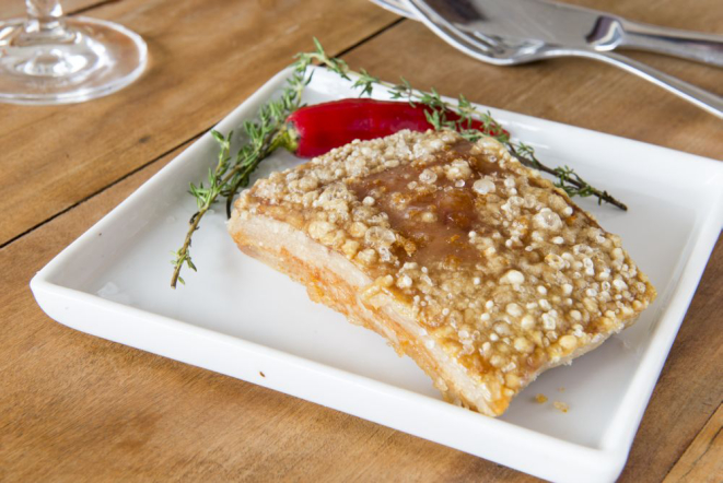 A pururuca preparada pelo chef Ivan Lopes não leva óleo, apenas utiliza a própria gordura do porco. Foto: Fred Kendi/Gazeta do Povo.