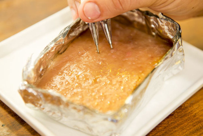 Na técnica do chef Ivan Lopes são utilizadas duas agulhas de crochê. Foto: Fred Kendi/Gazeta do Povo.