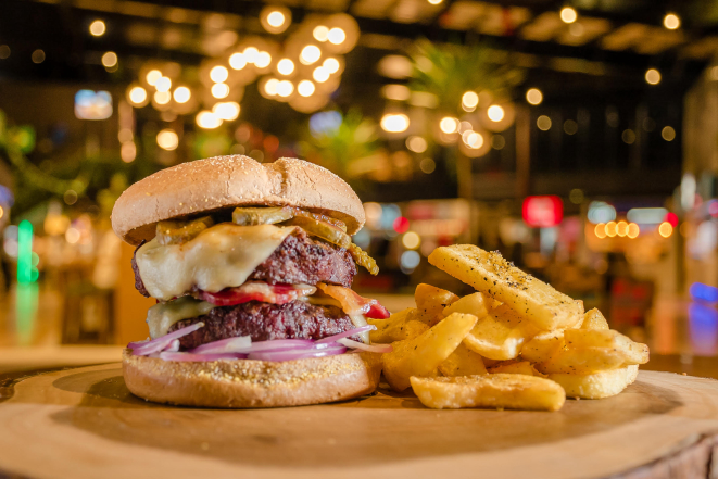 Hambúrguer Teejay Cowboy estará com desconto: de R$ 35 por R$ 24,50. Foto: Priscilla Fiedler/Divulgação