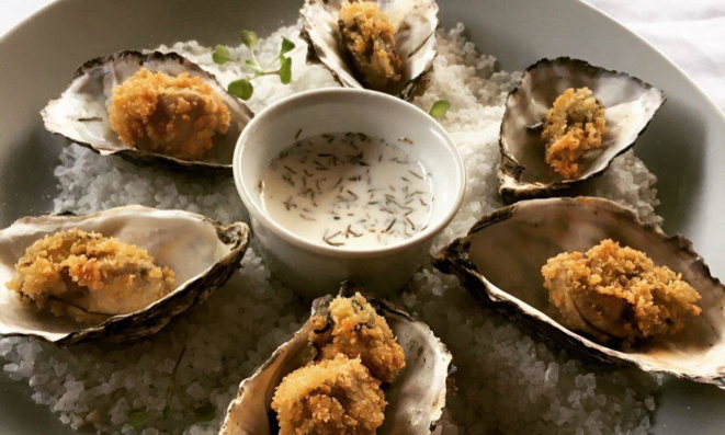 Ostras empanadas com maionese de cachaça e dill - o Festival de Ostras do Vindouro continua.