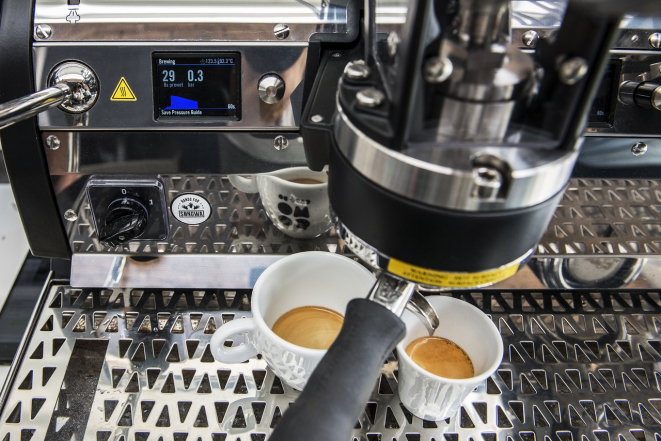 Leva La Marzocco, uma máquina de espresso com regulagem fina e painel digital. Foto: Letícia Akemi/Bom Gourmet