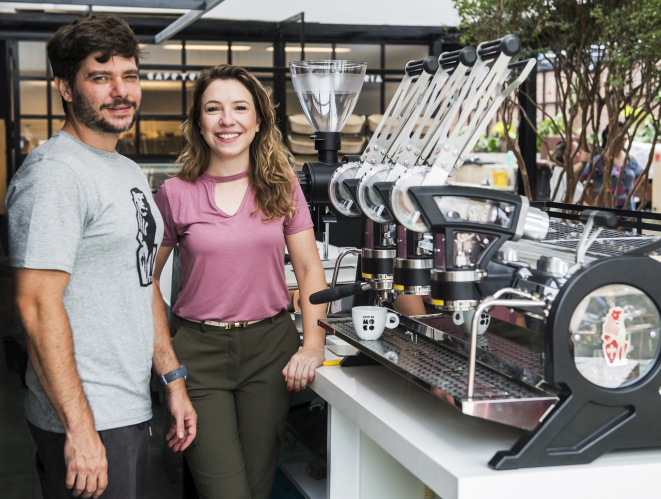 Leo Moço, barista premiado, e Estela Cotes, diretora-executiva do Café do Moço. Foto: Letícia Akemi/Bom Gourmet
