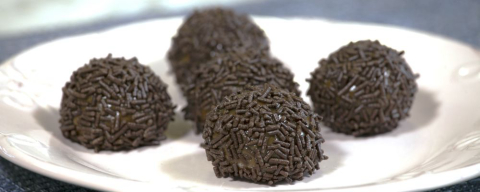 Fácil e diferente: aprenda a fazer brigadeiro de cerveja preta
