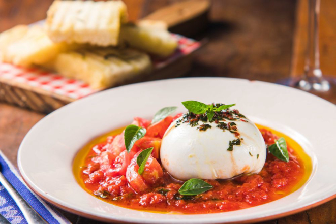 Burrata da Mozzarellart, feita com leite de Witmarsum, e tomates de Jandaia do Sul, ambos municípios paranaenses. Azeite de oliva e farinha de trigo da focaccia são importadas da Itália. Foto: Divulgação