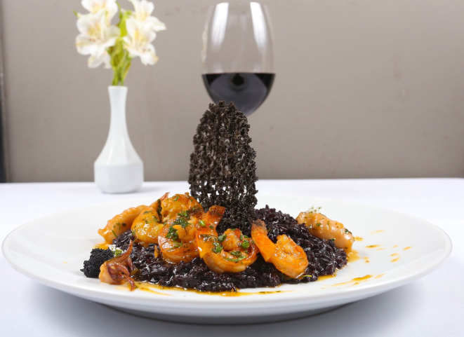 Camarão e arroz negro, prato do C La Vie. Foto: Divulgação
