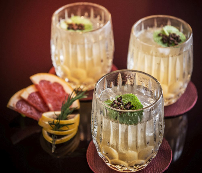 Bartenders apontam que preparos com teor alcoólico menor são cada vez mais buscados nos bares de Curitiba. Foto: Letícia Akemi/Gazeta do Povo.