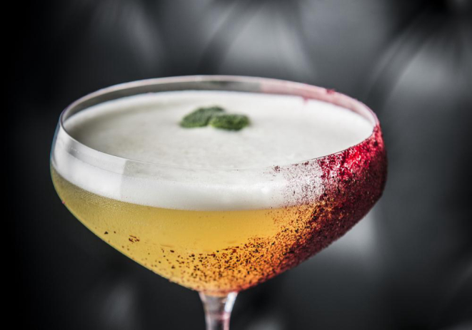 Vencedor do Prêmio Bom Gourmet 2019, o Teresa tem o Bourbon amenizado por frutas e infusões. Foto: Letícia Akemi/Gazeta do Povo.