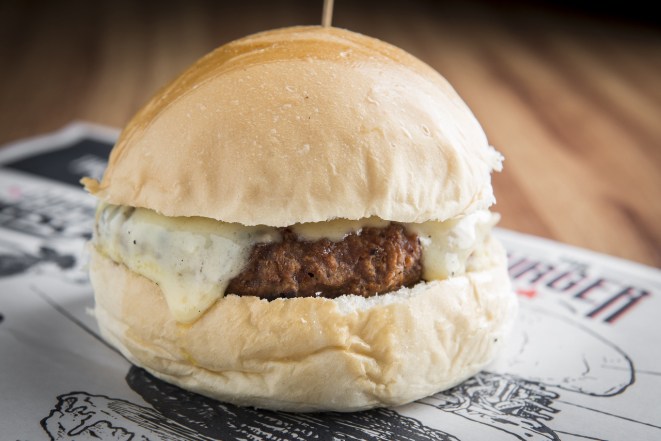 Cheeseburger feito com o hambúrguer Fazenda Futuro. Foto: Letícia Akemi/Gazeta do Povo