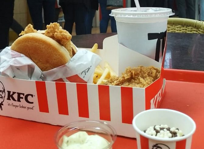 Big Box com sanduíche crocante, frango frito, batata e refrigerante. Ao lado, o "baldocinho", brigadeiro.